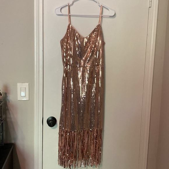 Laundry By Shelli Segal Dresses & Skirts - Laundry by Shelli Segal Sequin cocktail dress with sequin fringe